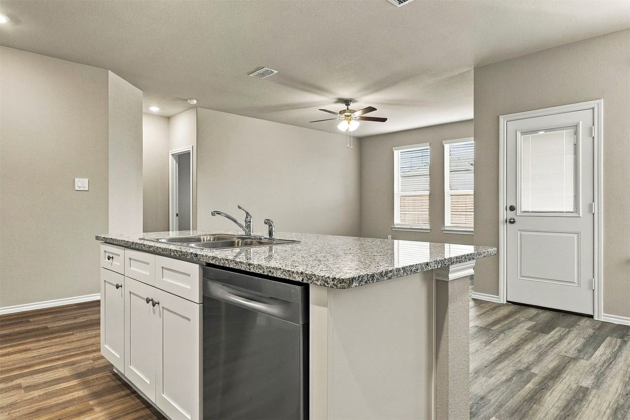 15932 Stableford Rd - Photo 7 of 35