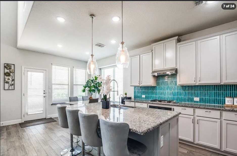 916 Azure Ln - Photo 7 of 24