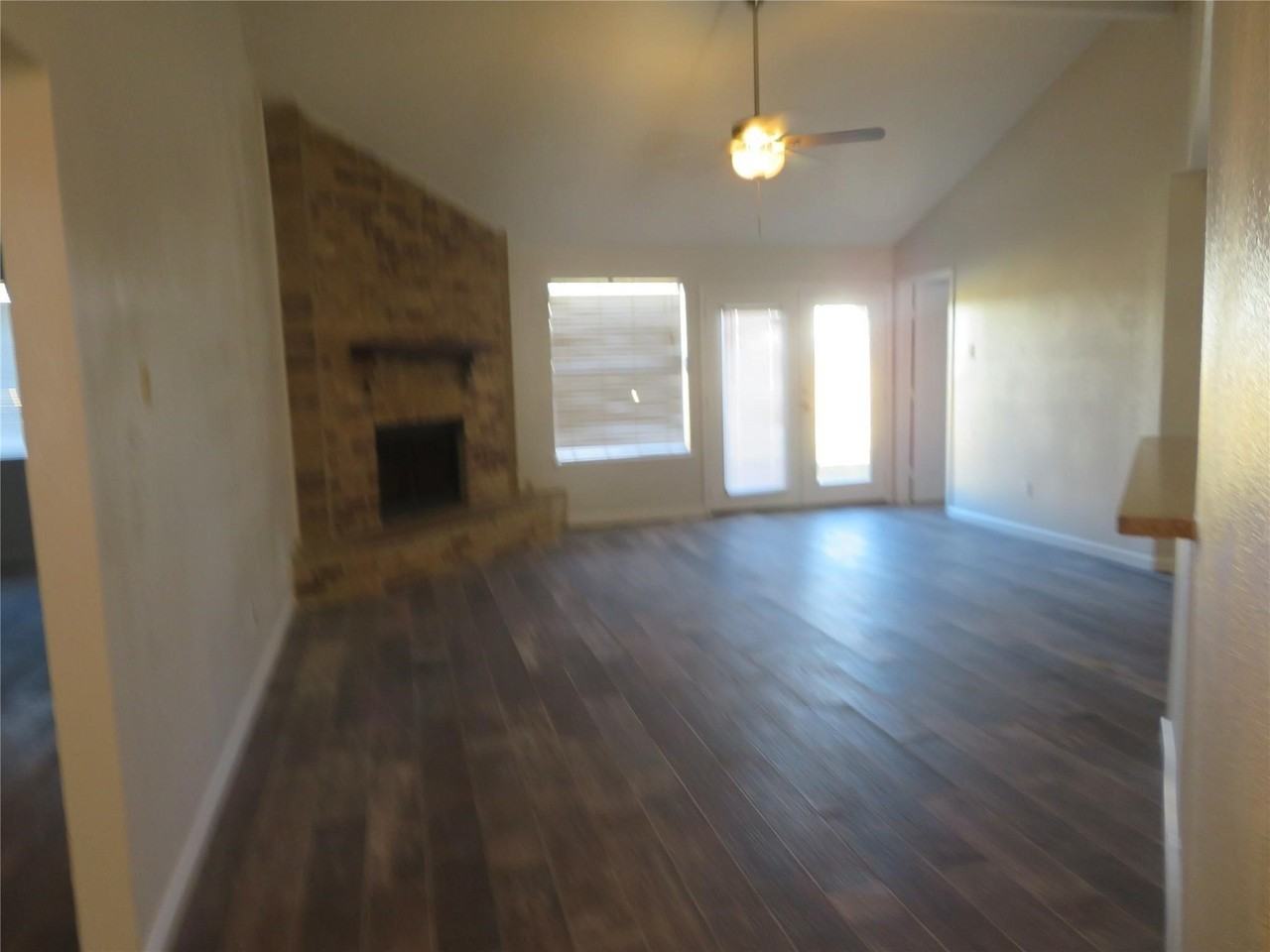 1031 Cresthaven Dr - Photo 2 of 10