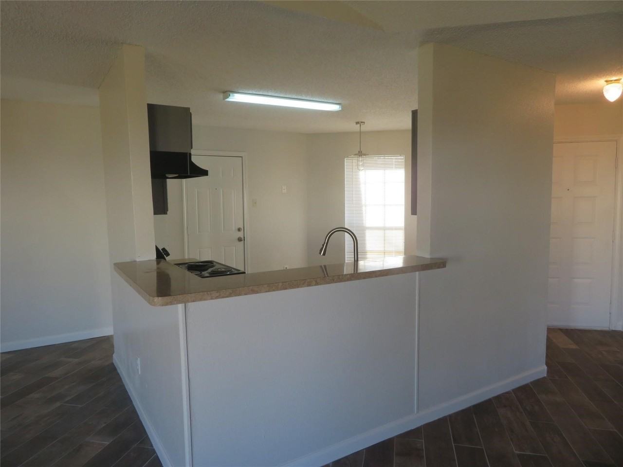 1031 Cresthaven Dr - Photo 4 of 10