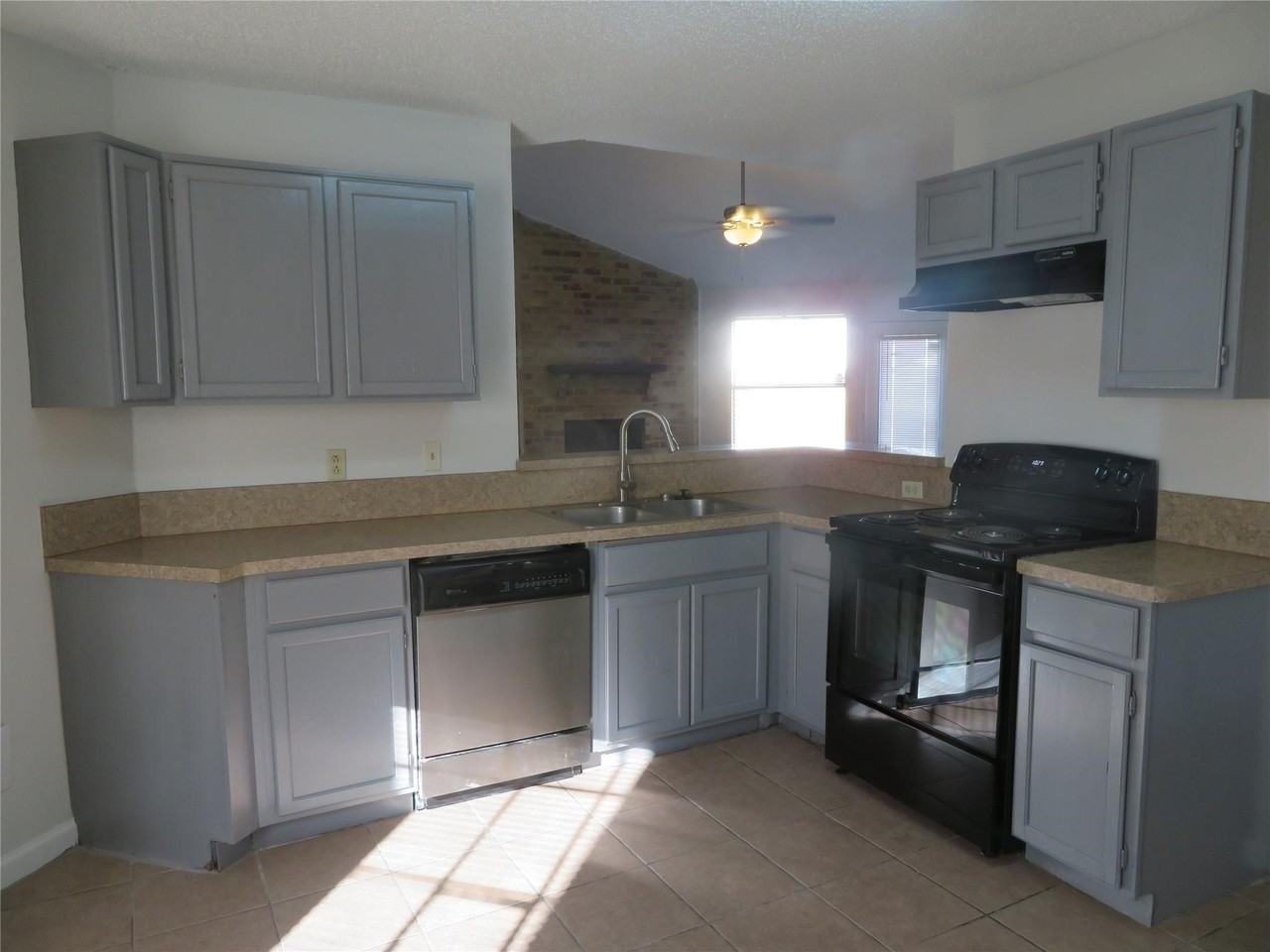 1031 Cresthaven Dr - Photo 5 of 10