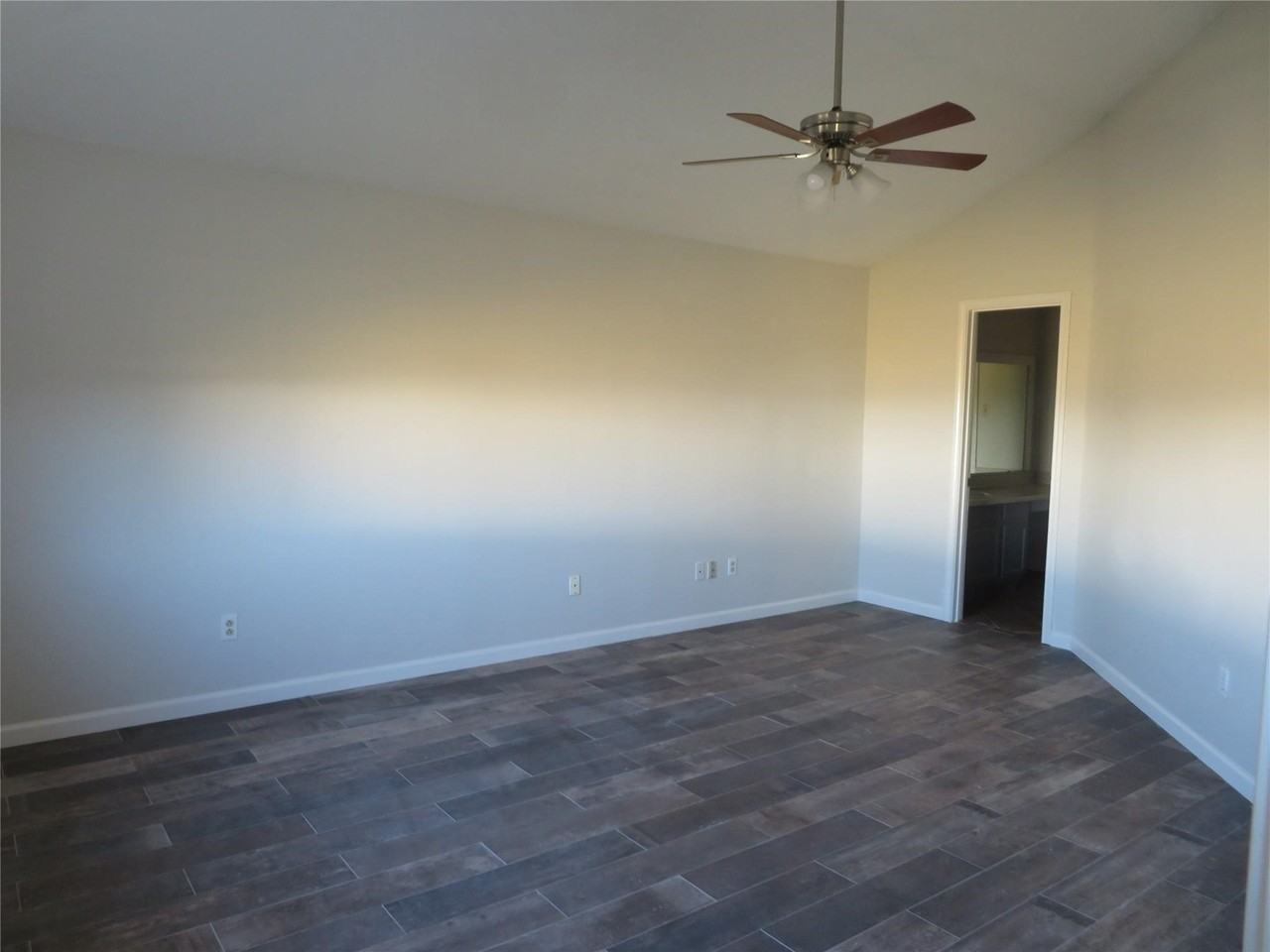 1031 Cresthaven Dr - Photo 7 of 10
