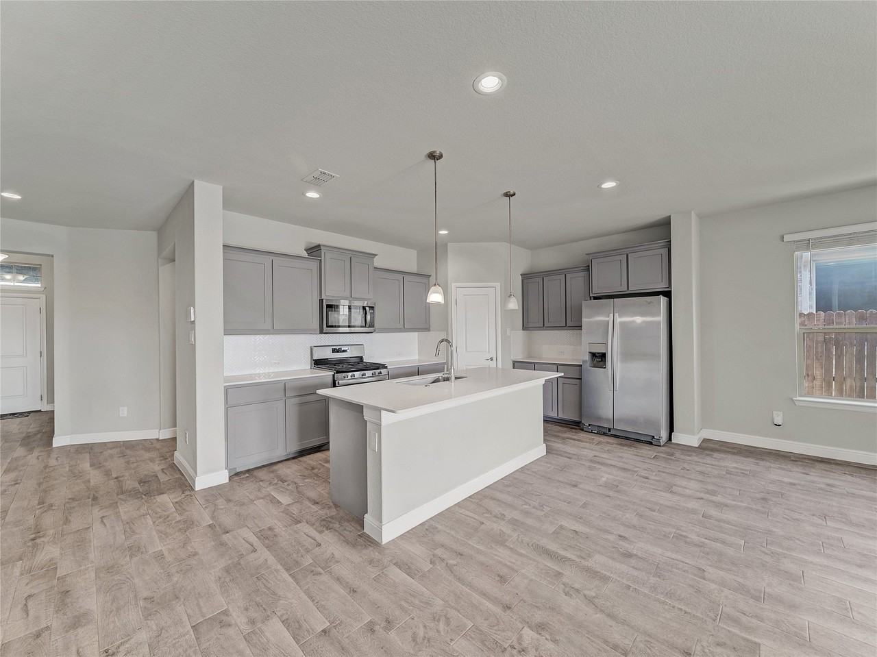 15816 Farringdon St - Photo 5 of 37