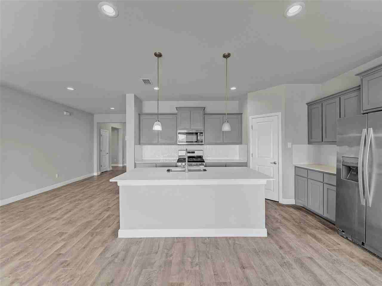 15816 Farringdon St - Photo 6 of 37