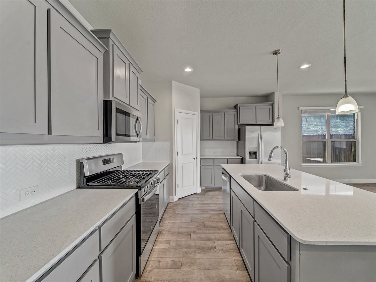 15816 Farringdon St - Photo 7 of 37