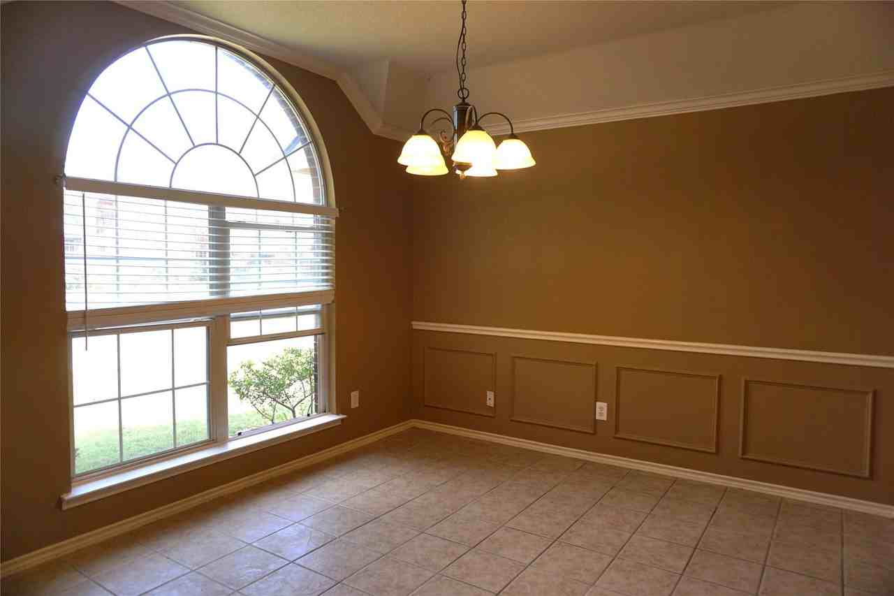 1413 Macrae Ct - Photo 3 of 36