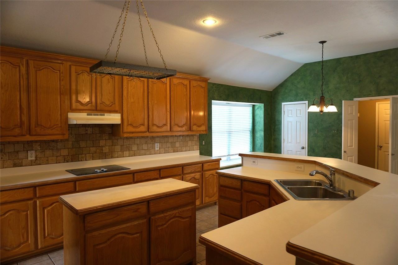1413 Macrae Ct - Photo 6 of 36