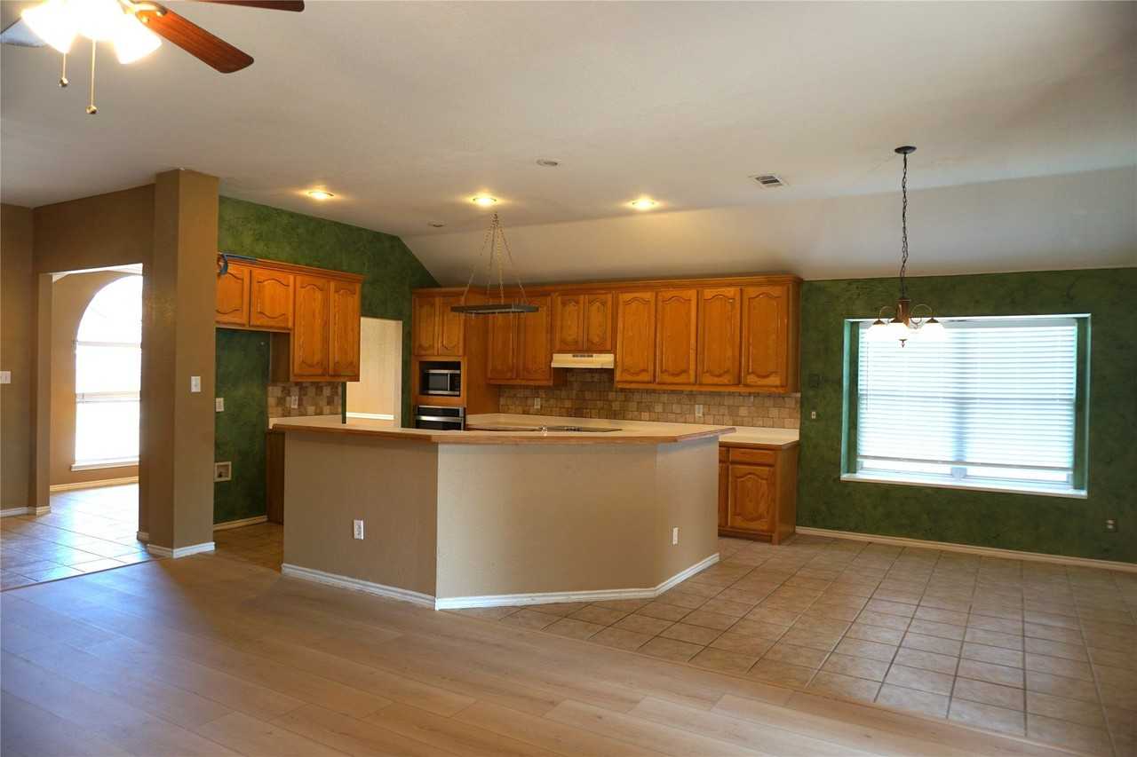 1413 Macrae Ct - Photo 7 of 36