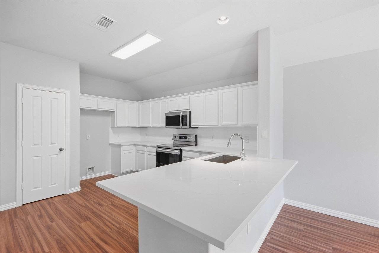 717 Creekside Dr - Photo 3 of 37