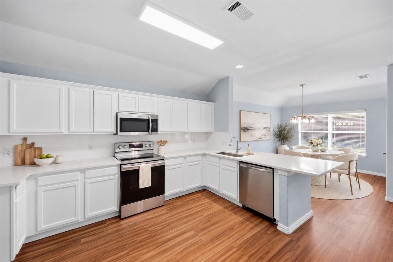 717 Creekside Dr - Photo 4 of 37