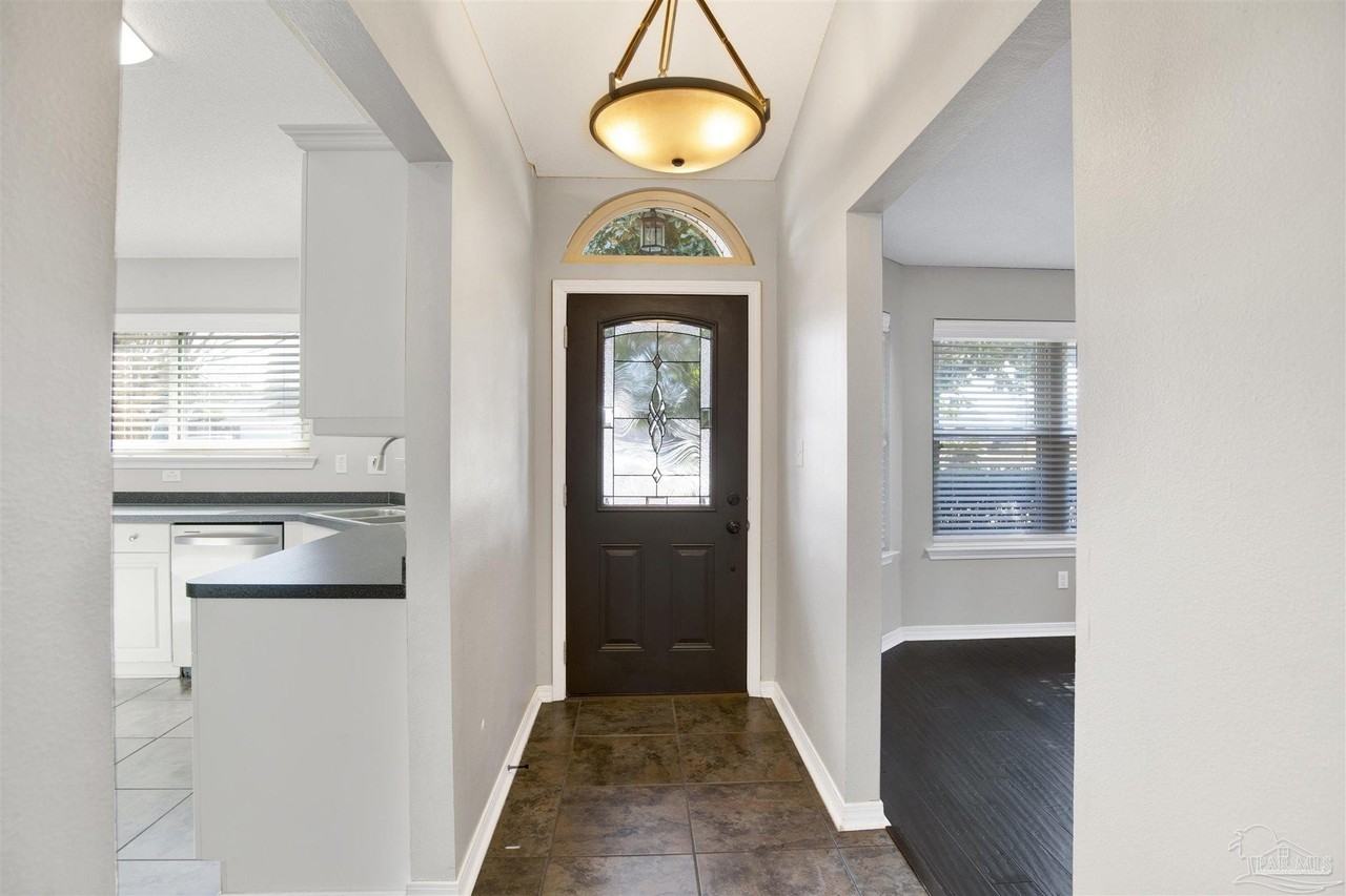 512 Batten Blvd - Photo 4 of 31