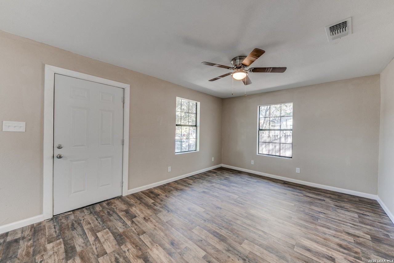 142 Sargent St - Photo 5 of 29