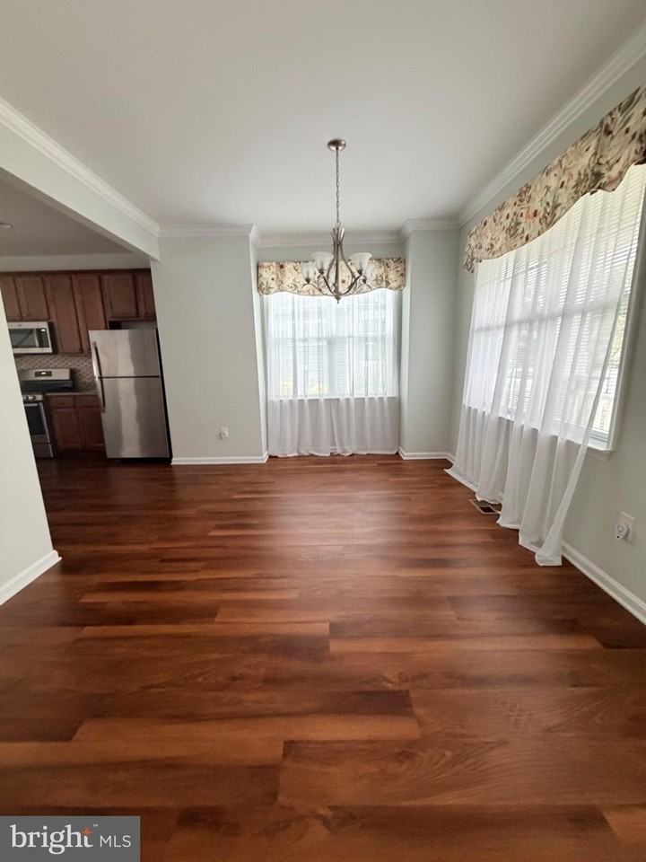 309 Mill Pond Ave - Photo 4 of 40