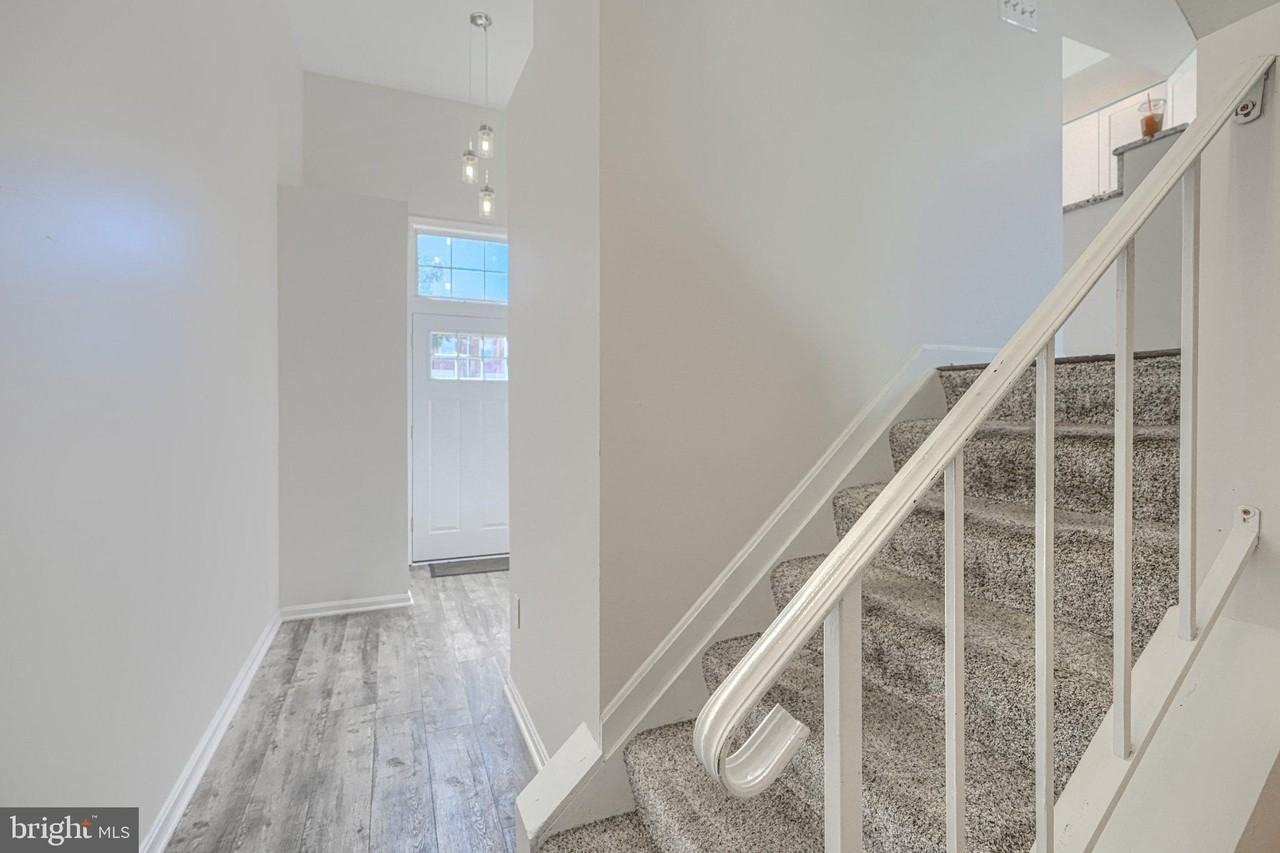 1306 Creekland Ct - Photo 4 of 50