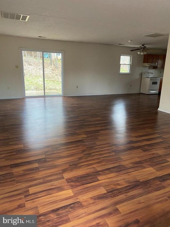 1258 Lakeview Dr - Photo 2 of 18