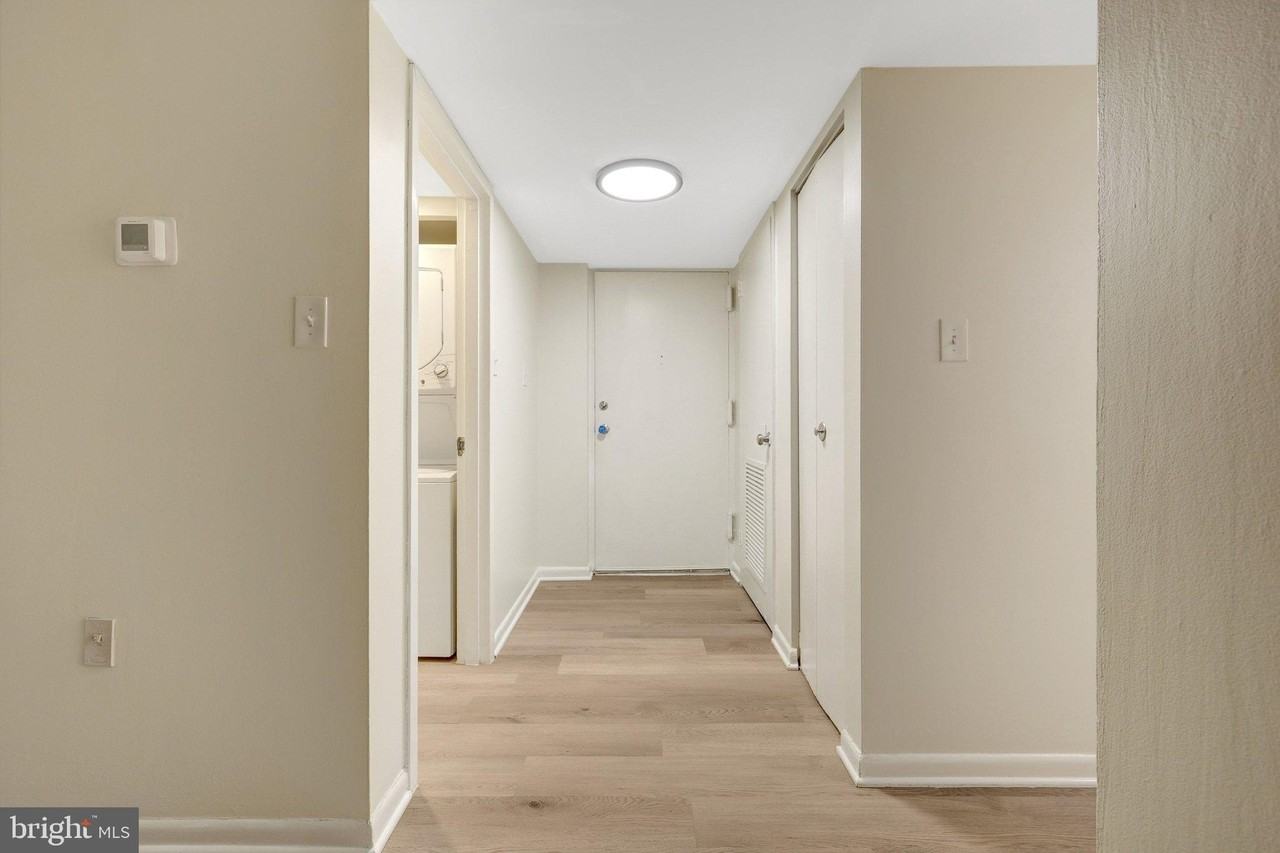 1403 Northgate Sq #1B - Photo 3 of 35