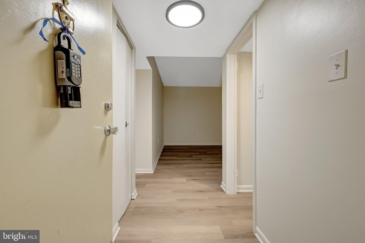 1403 Northgate Sq #1B - Photo 4 of 35