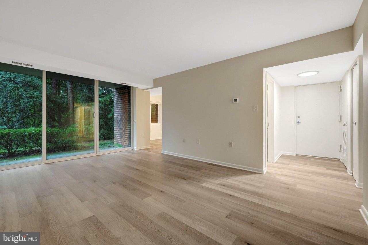 1403 Northgate Sq #1B - Photo 5 of 35