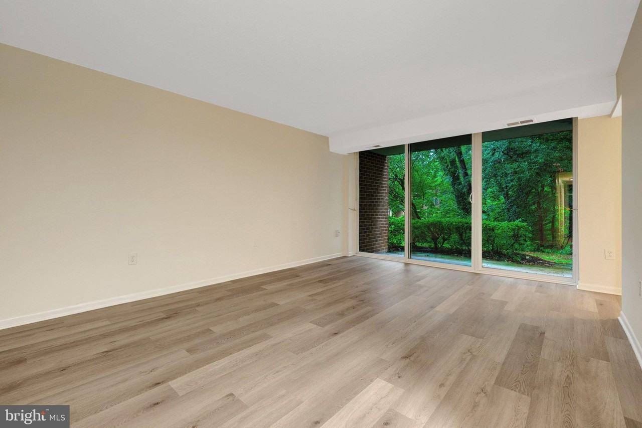 1403 Northgate Sq #1B - Photo 7 of 35