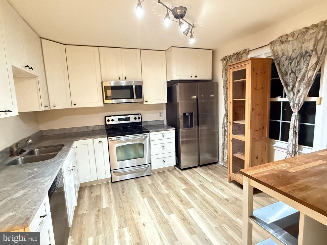 8915 Grandstaff Ct - Photo 3 of 22