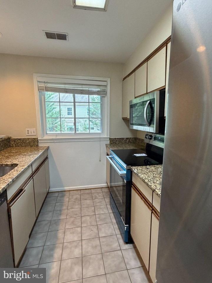12948 Grays Pointe Rd #12948B - Photo 3 of 10