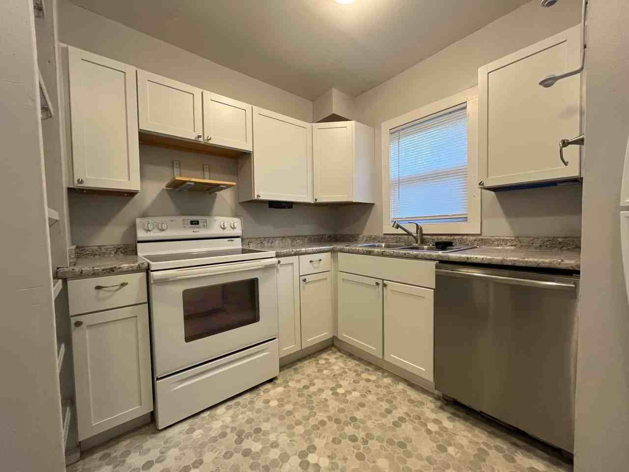 828 E 27th St #1 - Photo 4 of 7
