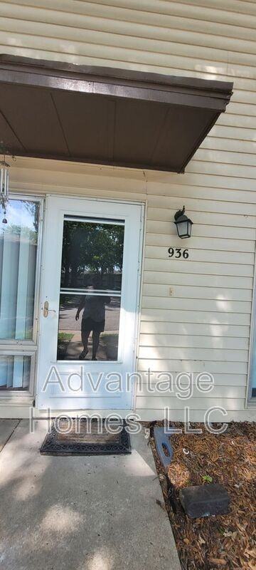 936 N 71st St - Photo 3 of 16