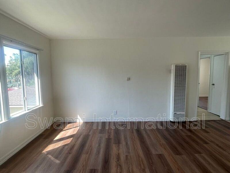 622 1/2 E 97th St #4 - Photo 4 of 22