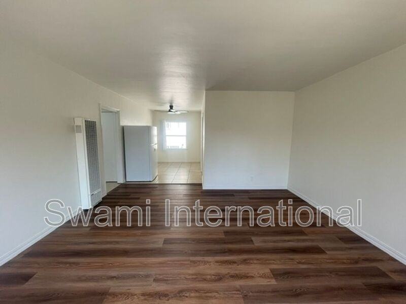 622 1/2 E 97th St #4 - Photo 5 of 22