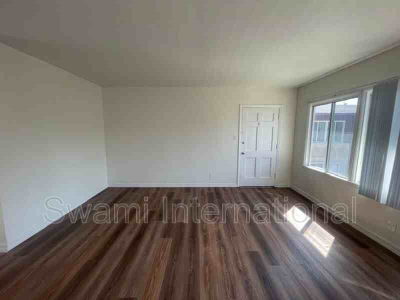 622 1/2 E 97th St #4 - Photo 6 of 22
