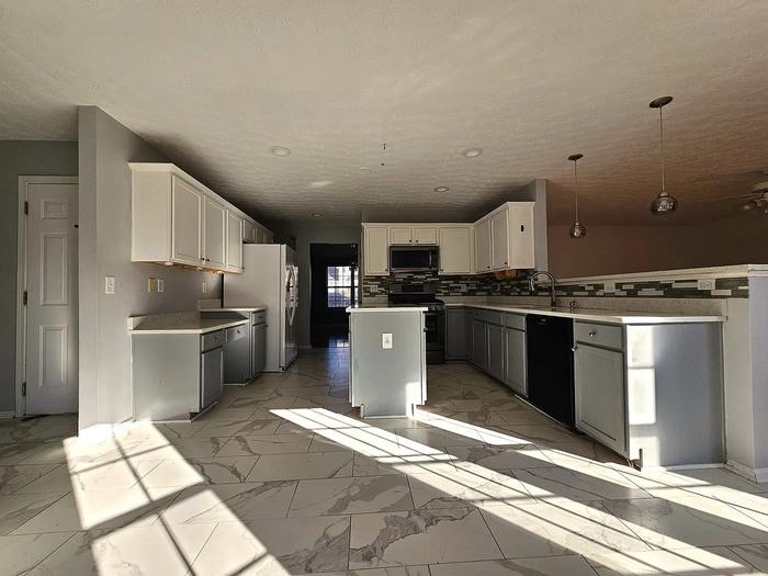 875 Roxfield Ct - Photo 3 of 10