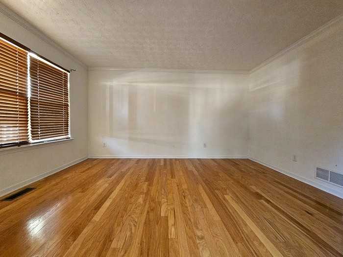 875 Roxfield Ct - Photo 4 of 10