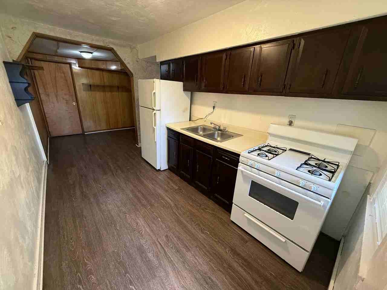 335 Hemlock Dr - Photo 3 of 6