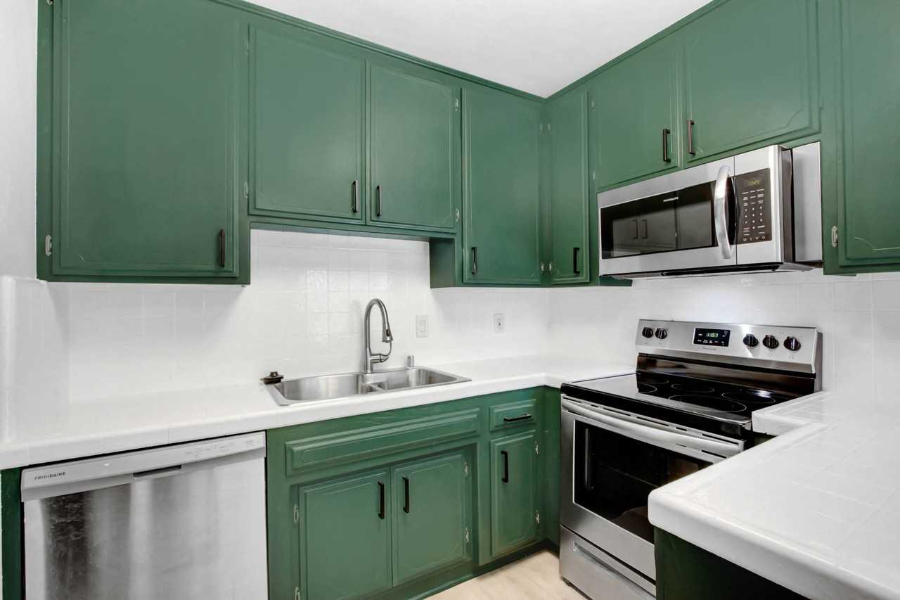1333 N Martel - Photo 6 of 19