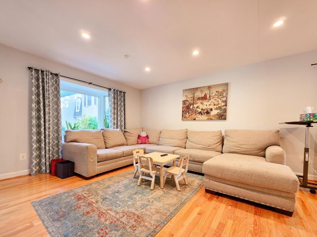 9910 Kingsbridge Dr - Photo 3 of 31