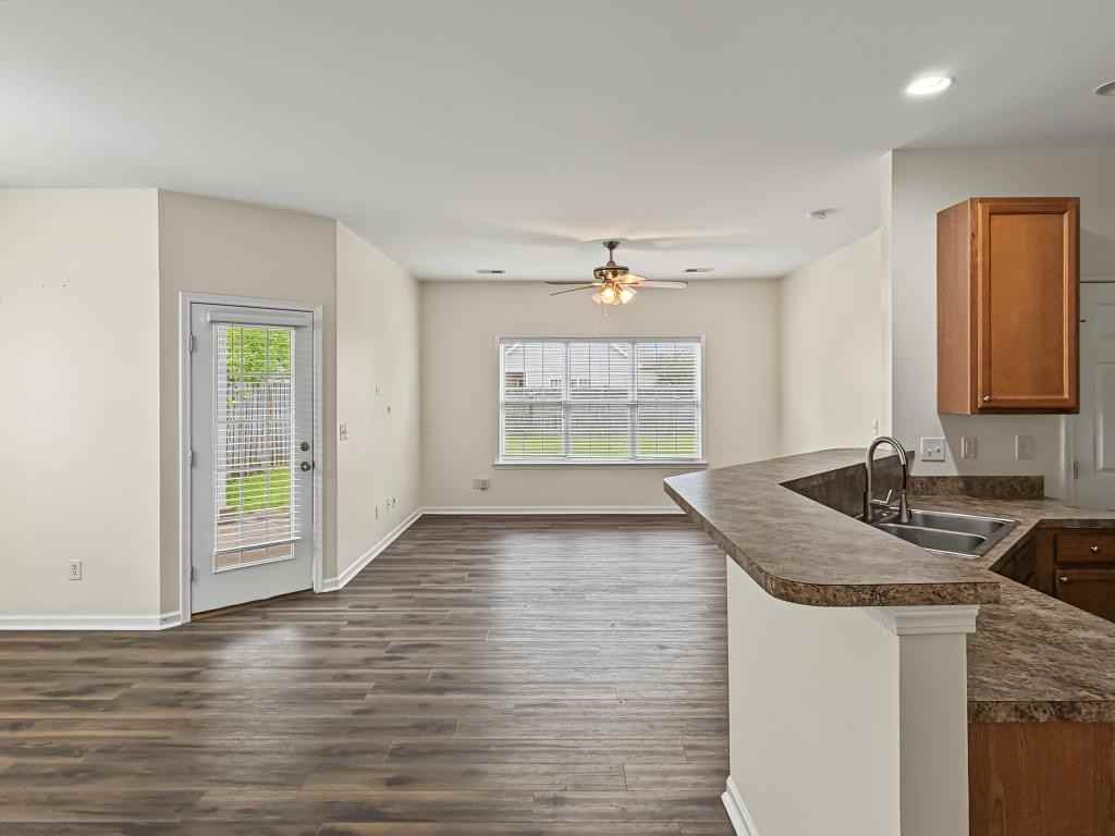 1406 Parkland Way - Photo 4 of 20