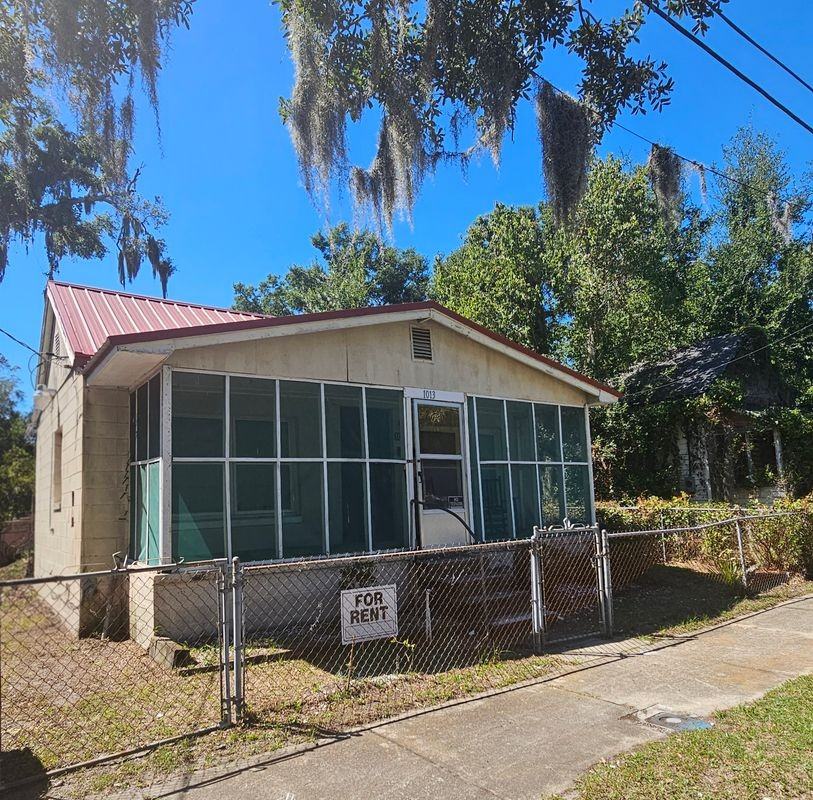 1013 Stonewall St - Photo 2 of 17