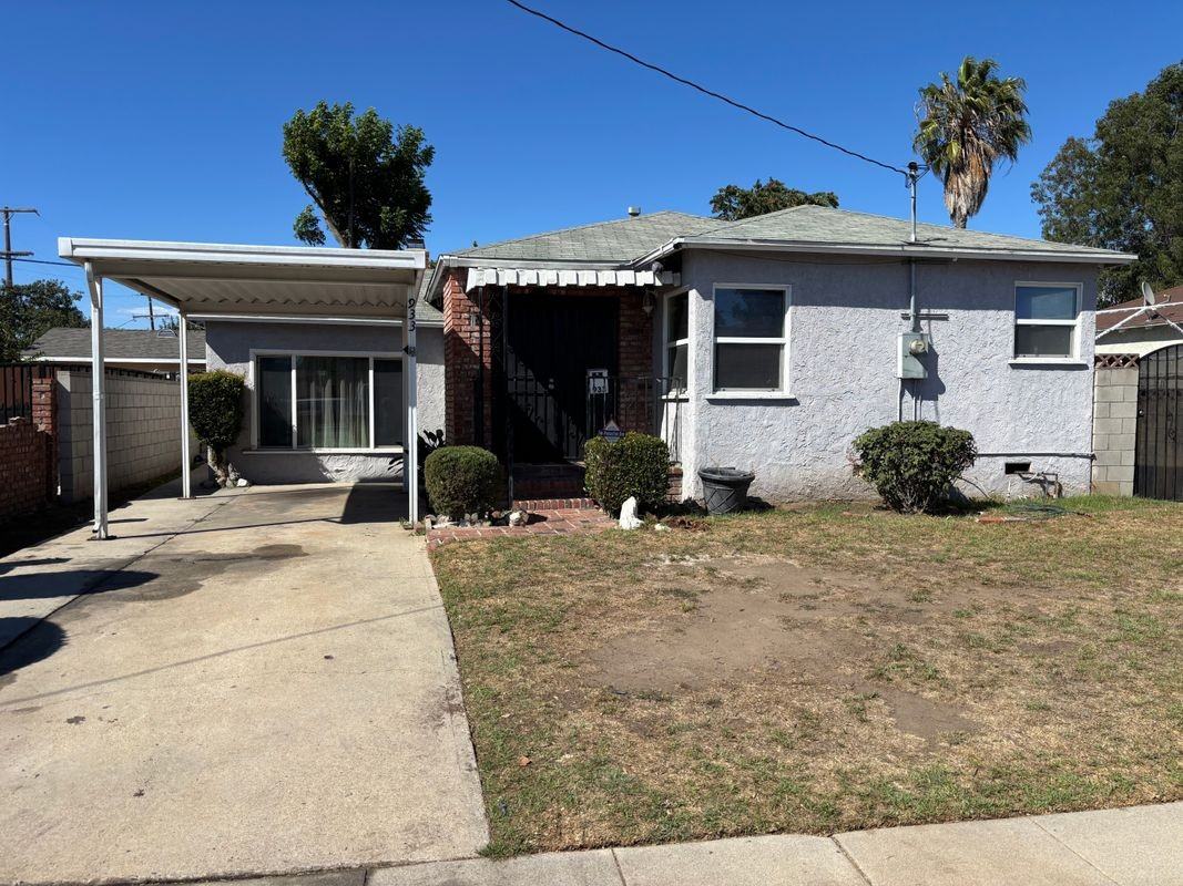 933 W Arbutus St - Photo 2 of 3