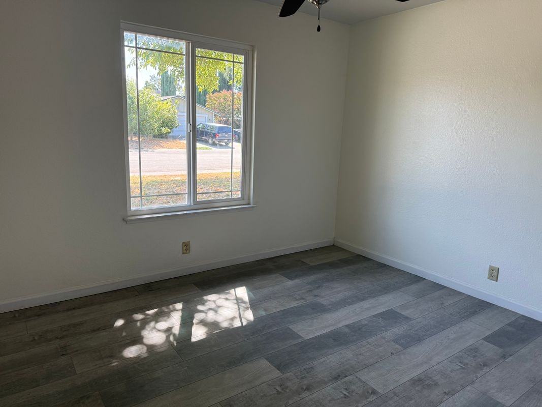 879 Baywood St - Photo 5 of 9
