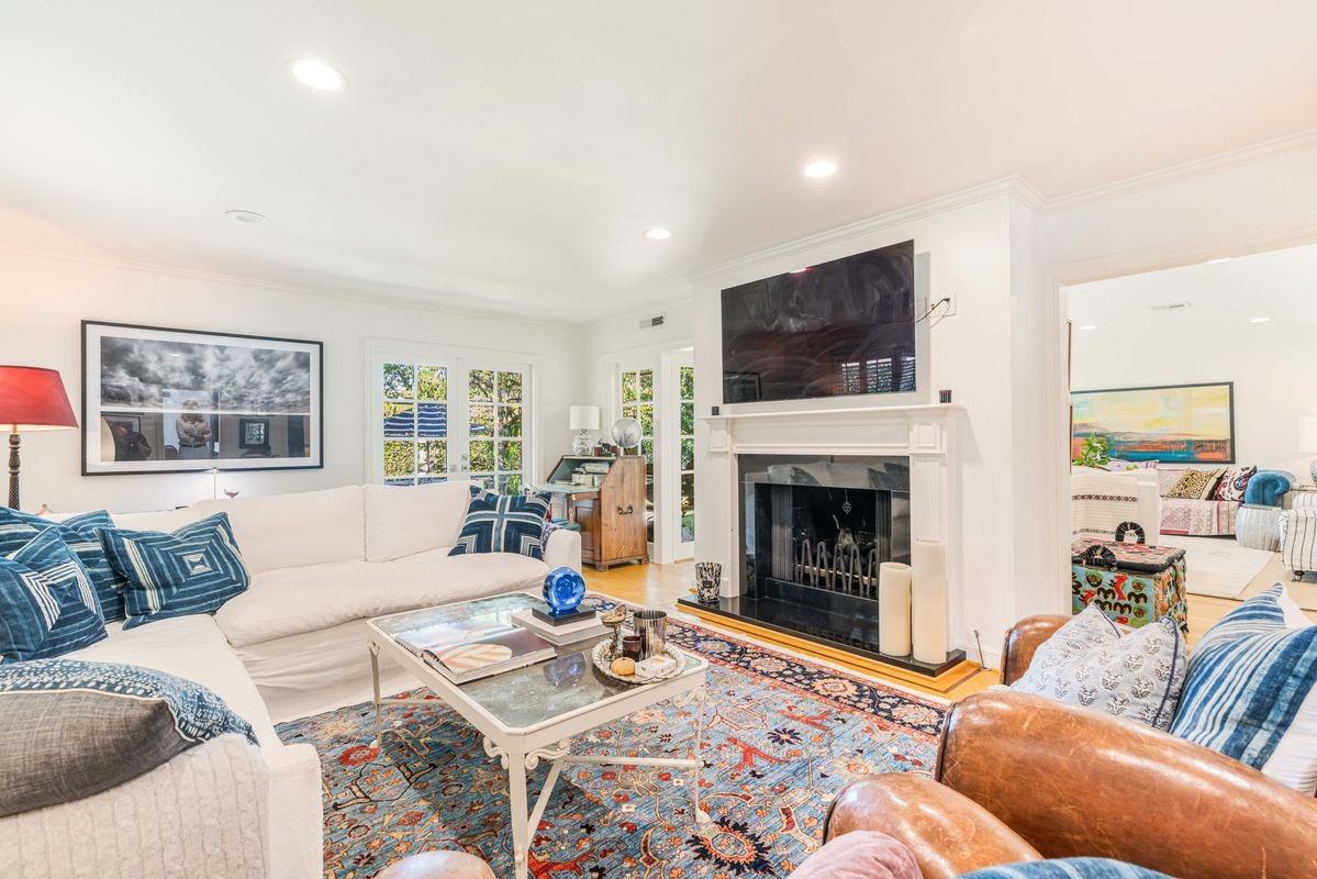 13059 Addison St - Photo 3 of 40