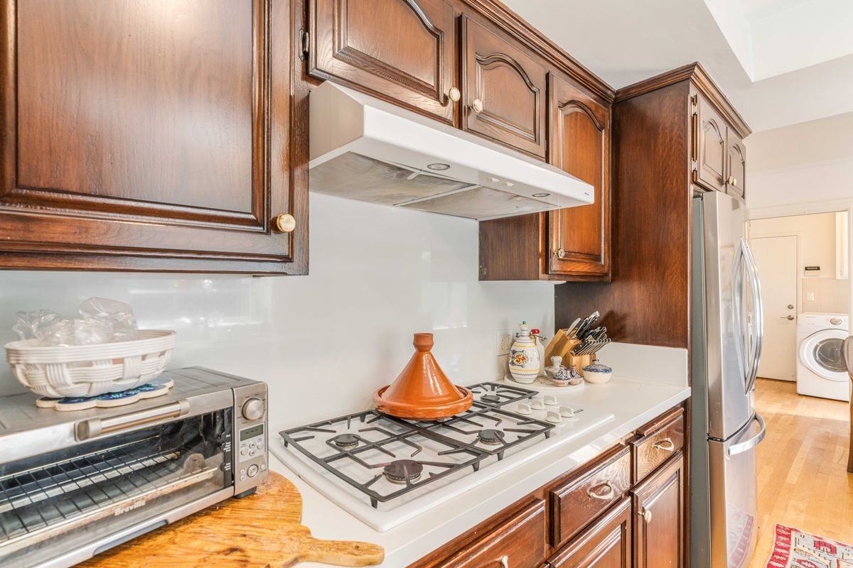 13059 Addison St - Photo 4 of 40