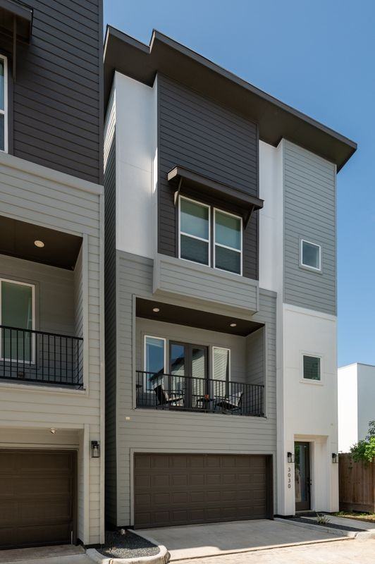 3030 Live Oak St - Photo 4 of 24