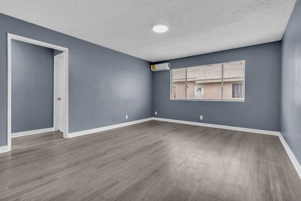 141 S 7th St ##D - Photo 3 of 25