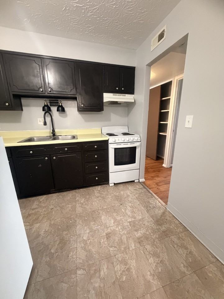 2971 Fourtowers Dr #6 - Photo 5 of 11
