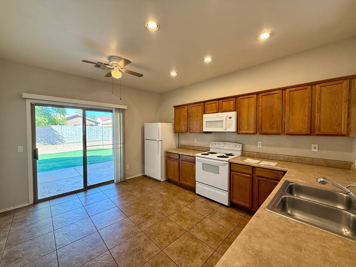 9716 W Kingman St - Photo 6 of 26