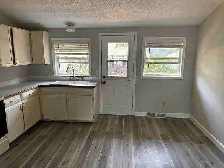 929 6th St #2 - Photo 3 of 14