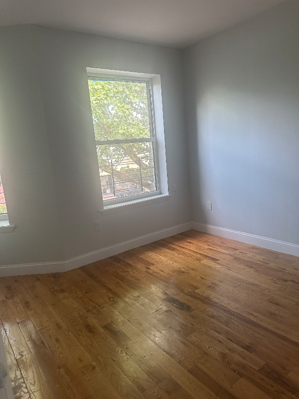 54 Bolton Ave - Photo 4 of 7