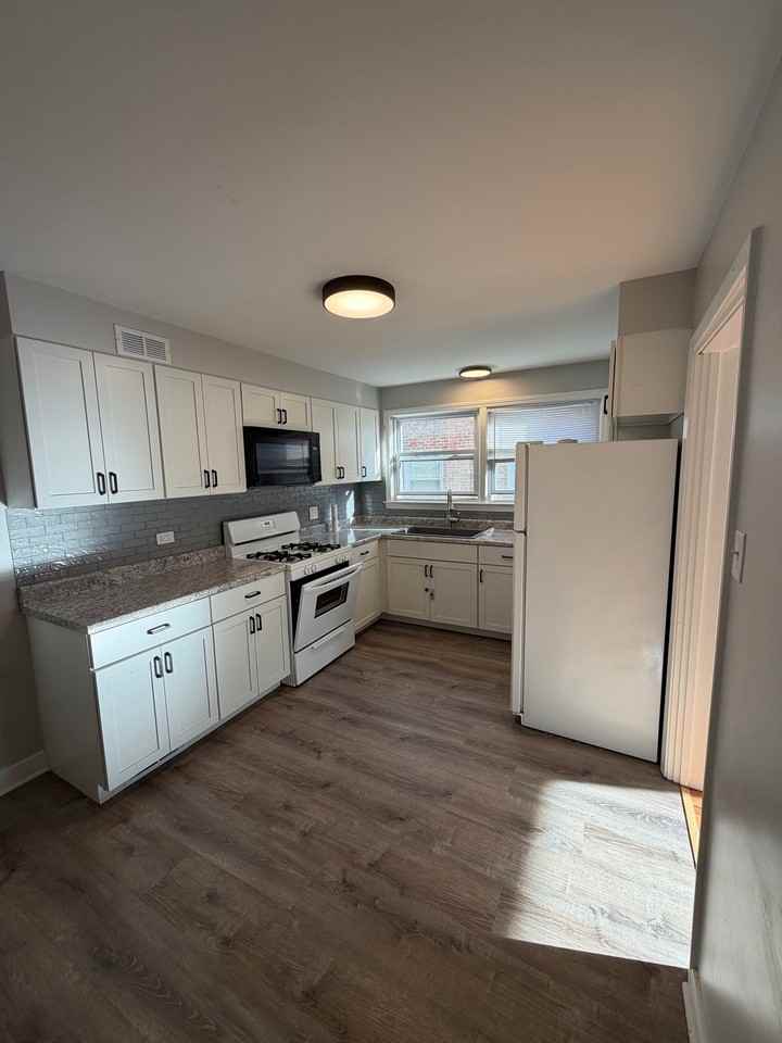 9133 La Crosse Ave #1S - Photo 4 of 10