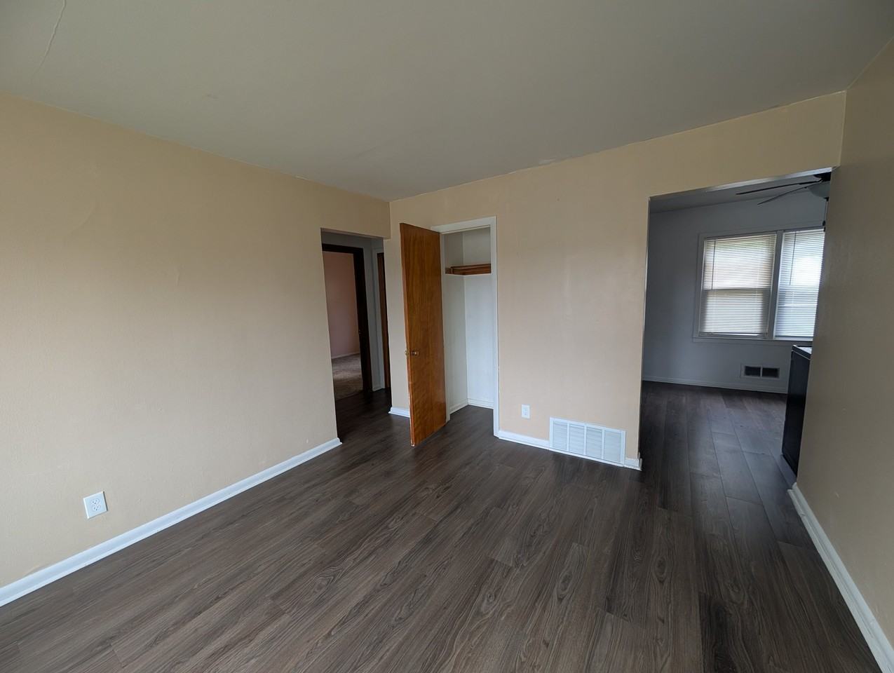 6900 W Oklahoma Ave - Photo 3 of 7