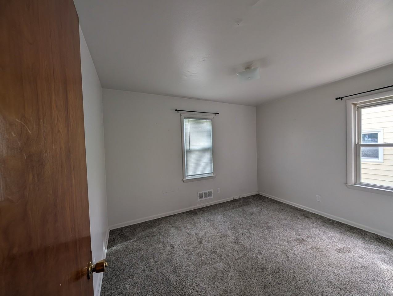 6900 W Oklahoma Ave - Photo 4 of 7